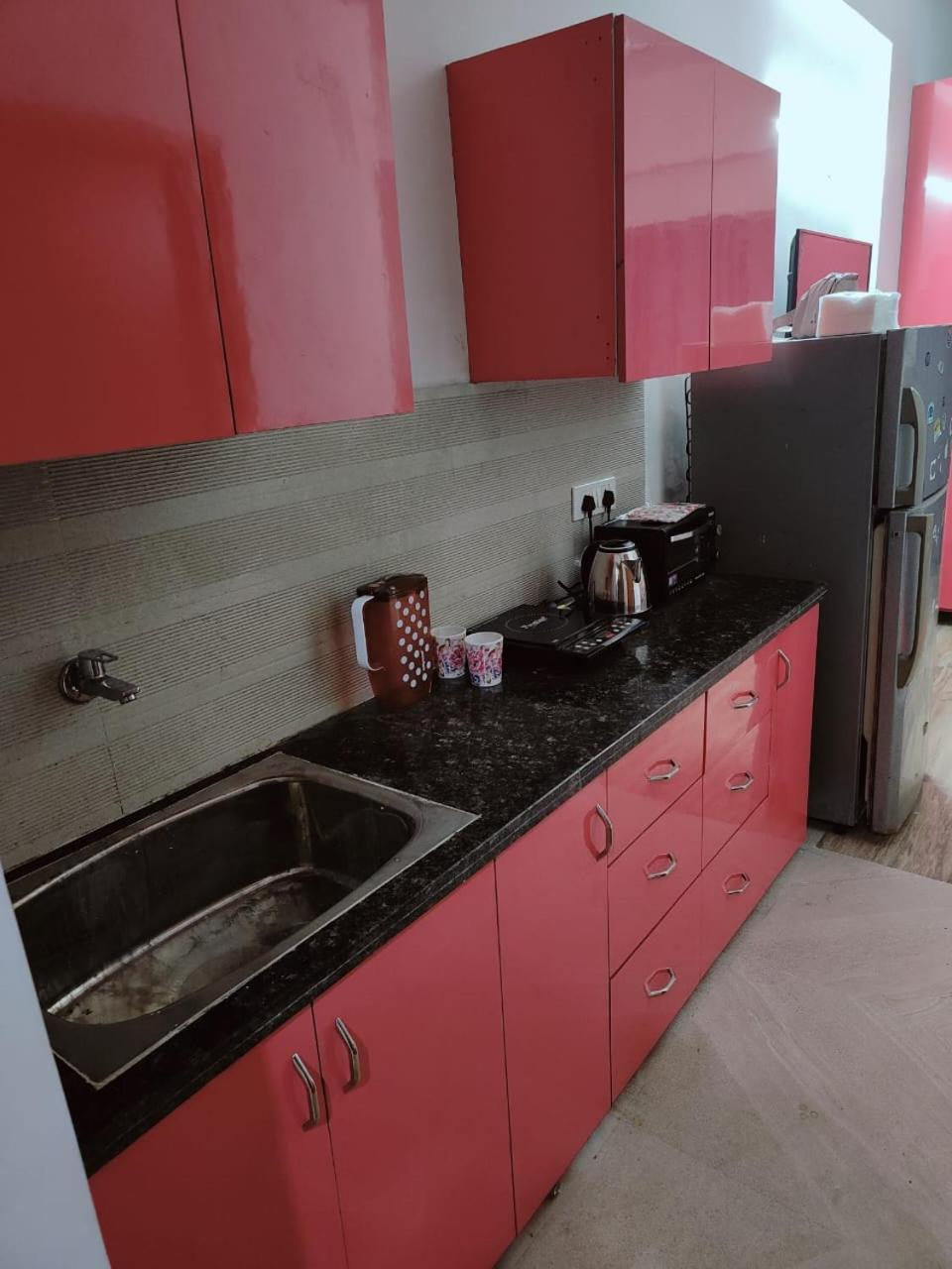 Studio Apartment By La Valentino Near Expo Mart