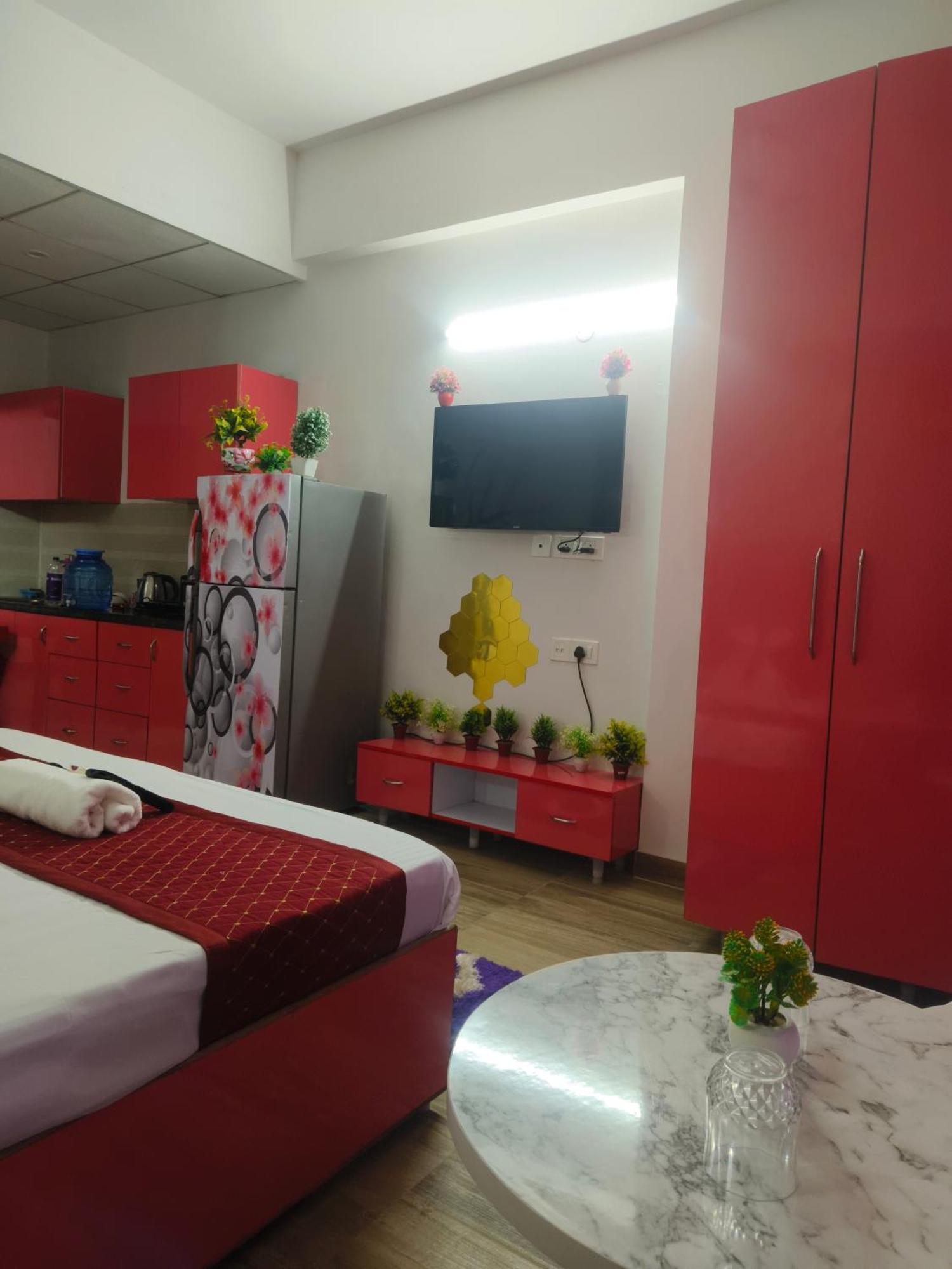 Studio Apartment By La Valentino Near Expo Mart Apartment *