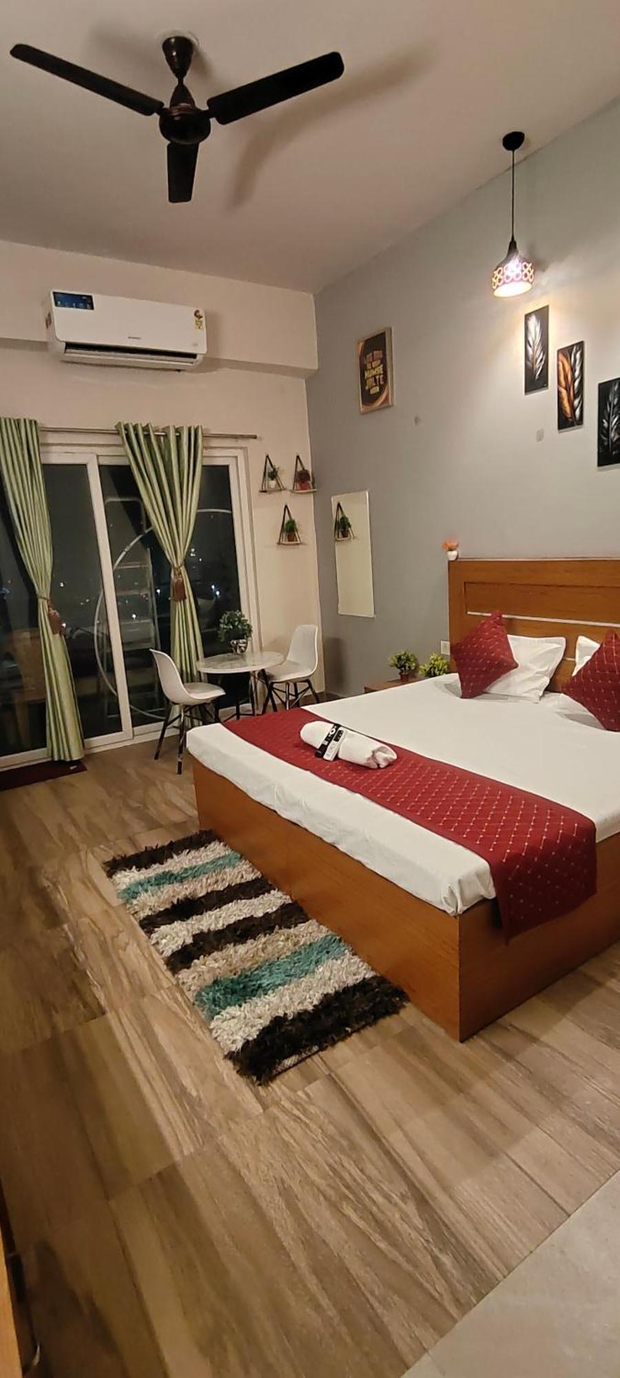 Studio Apartment By La Valentino Near Expo Mart Apartment