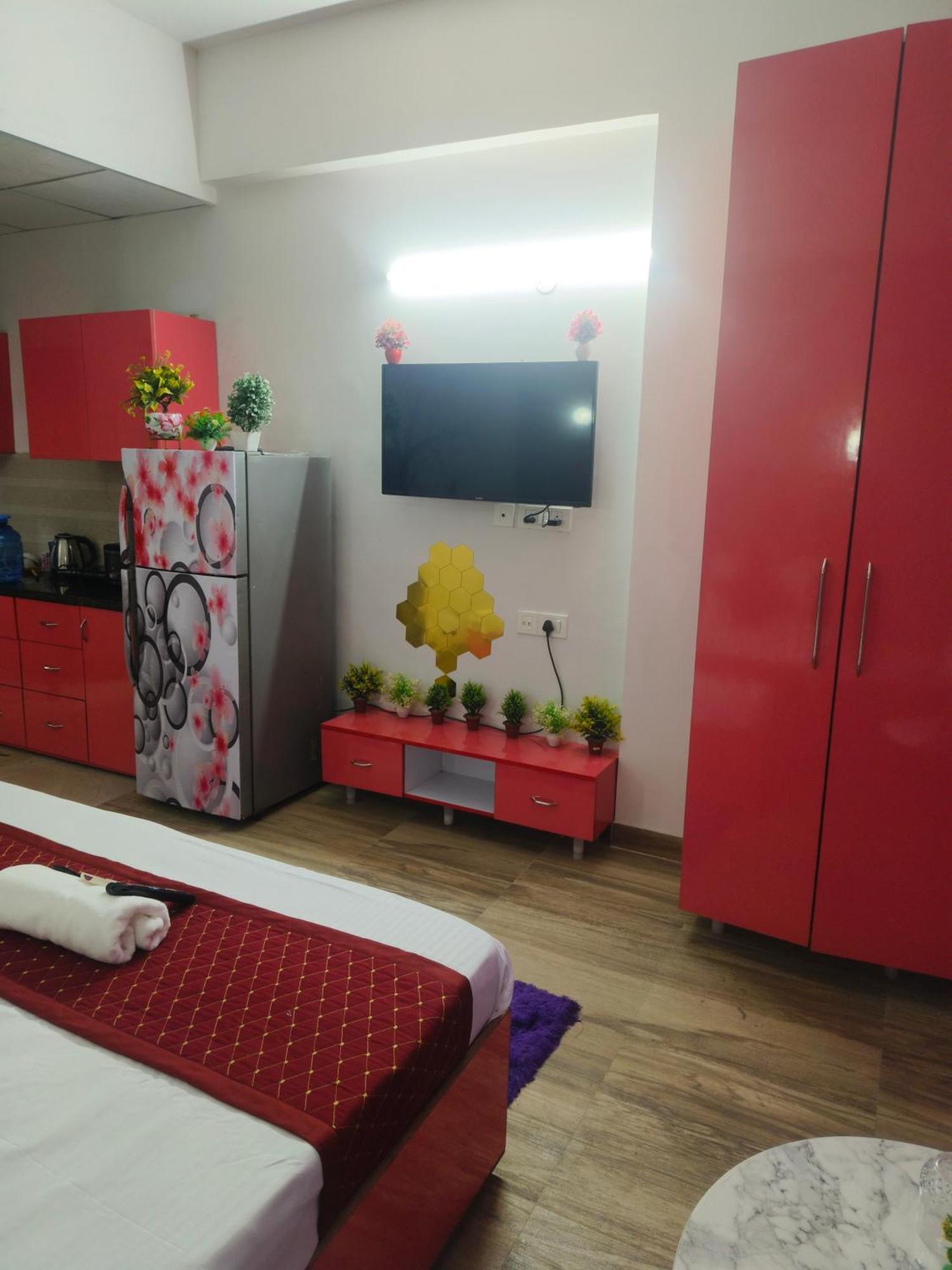 Studio Apartment By La Valentino Near Expo Mart