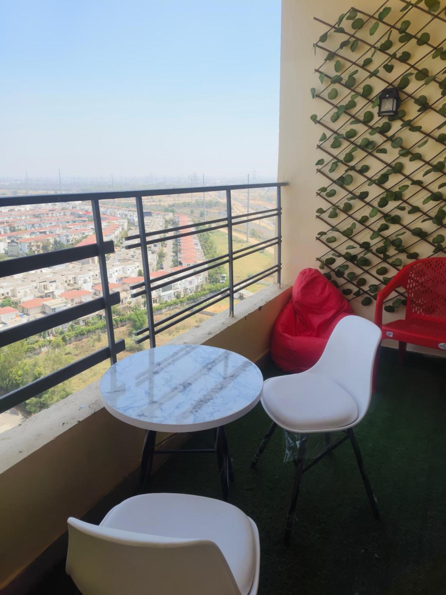 Studio Apartment By La Valentino Near Expo Mart *